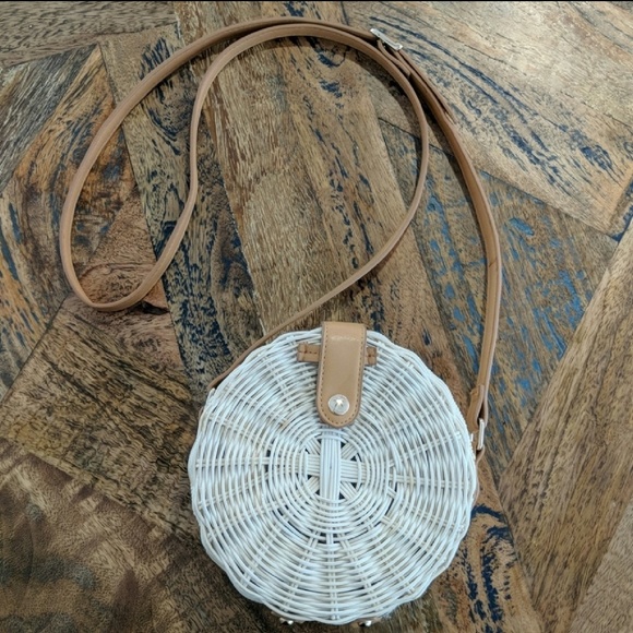Handbags - Round rattan straw crossbody